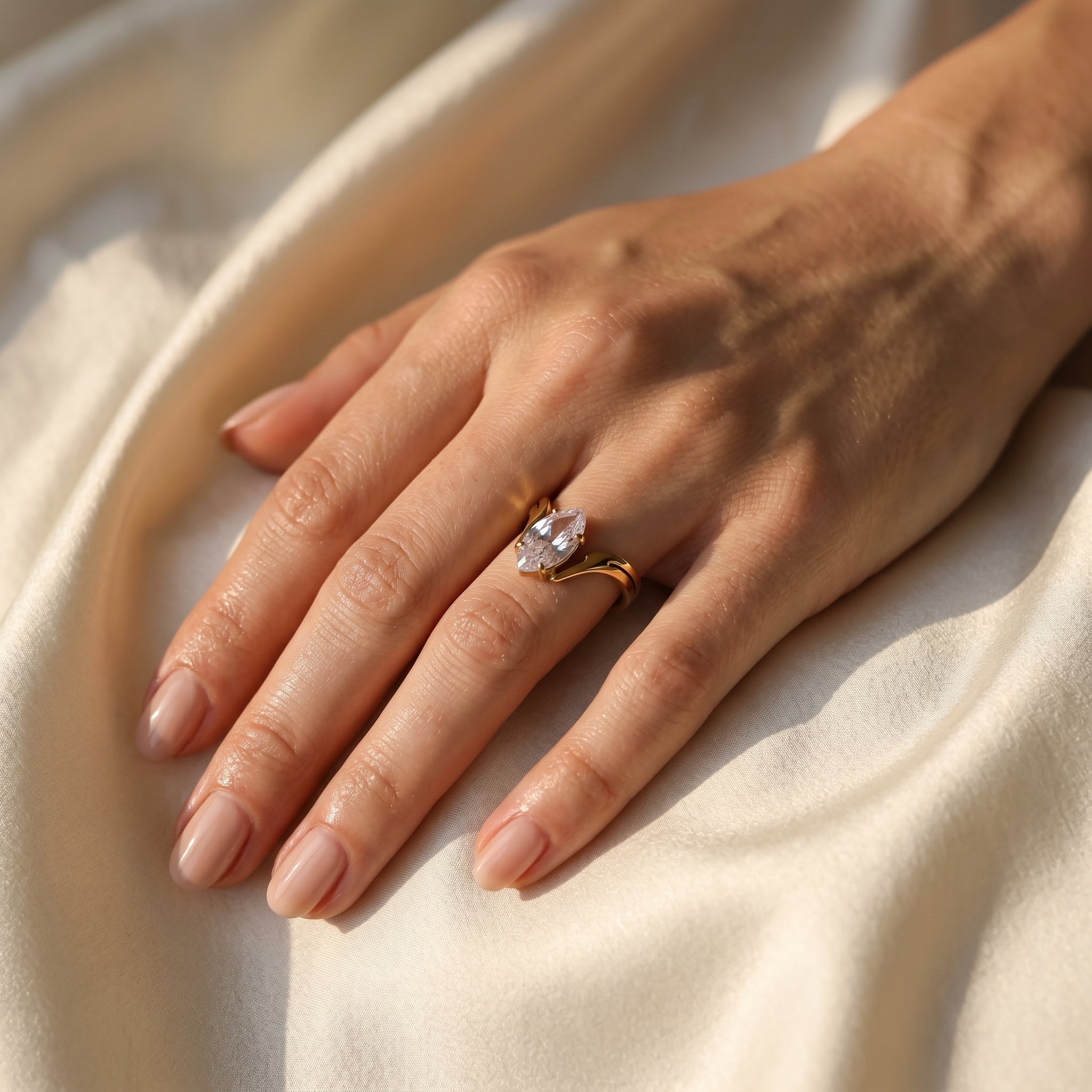 Auré Solitaire Stone Ring — VELOU Amsterdam