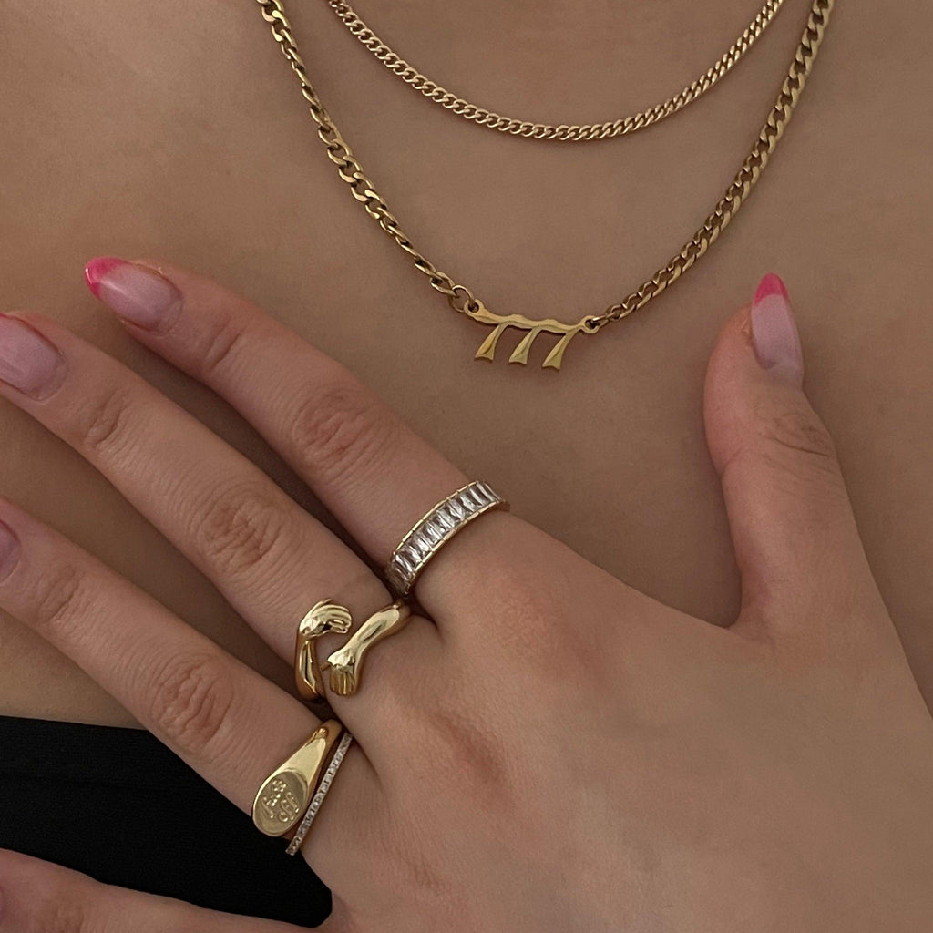 Léa Solitaire Signet Statement Ring