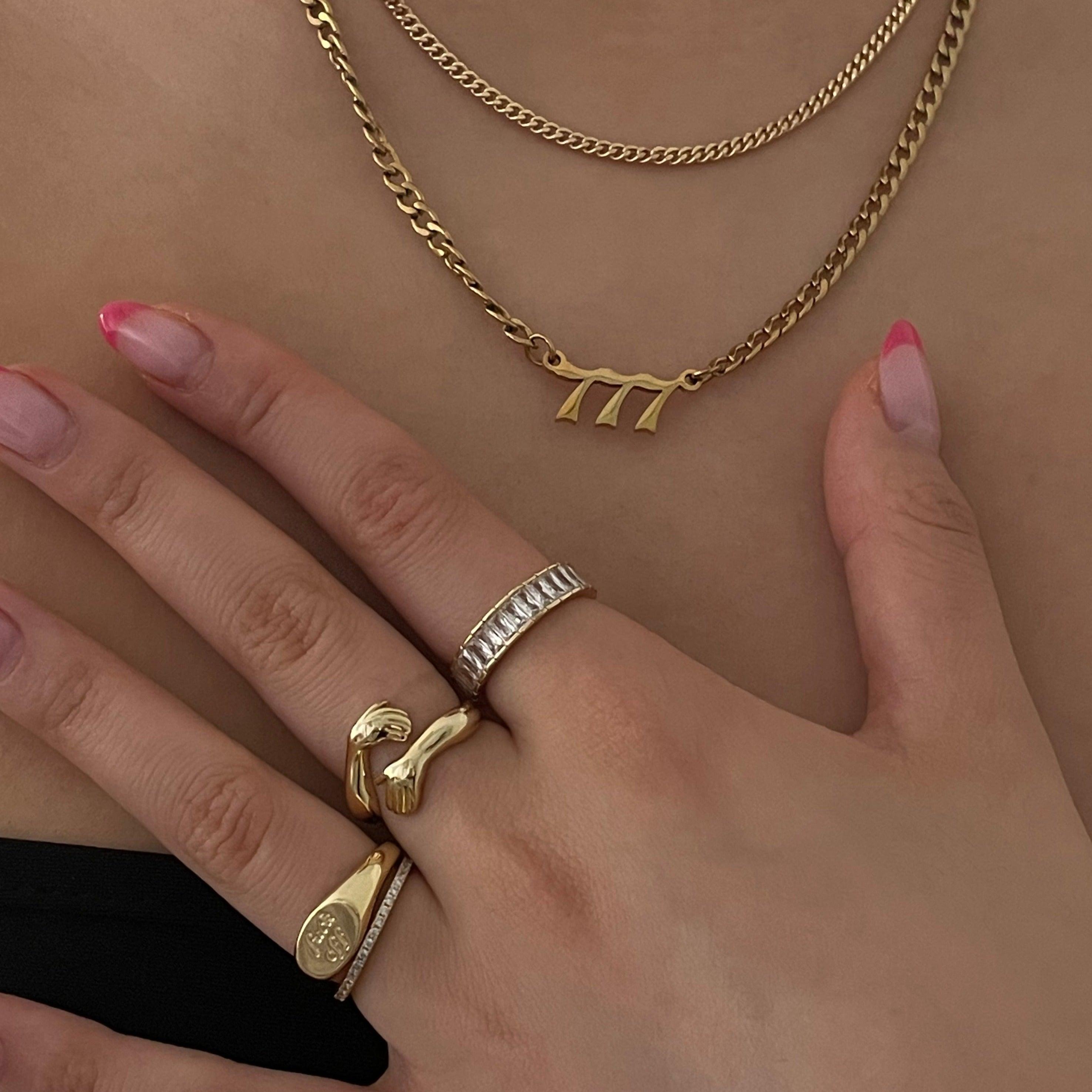 Léa Solitaire Signet Statement Ring
