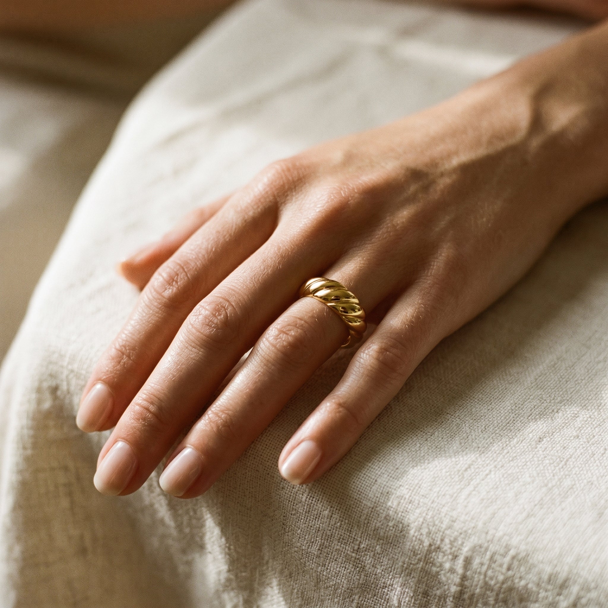 Doriane Twisted Band Ring — VELOU Amsterdam